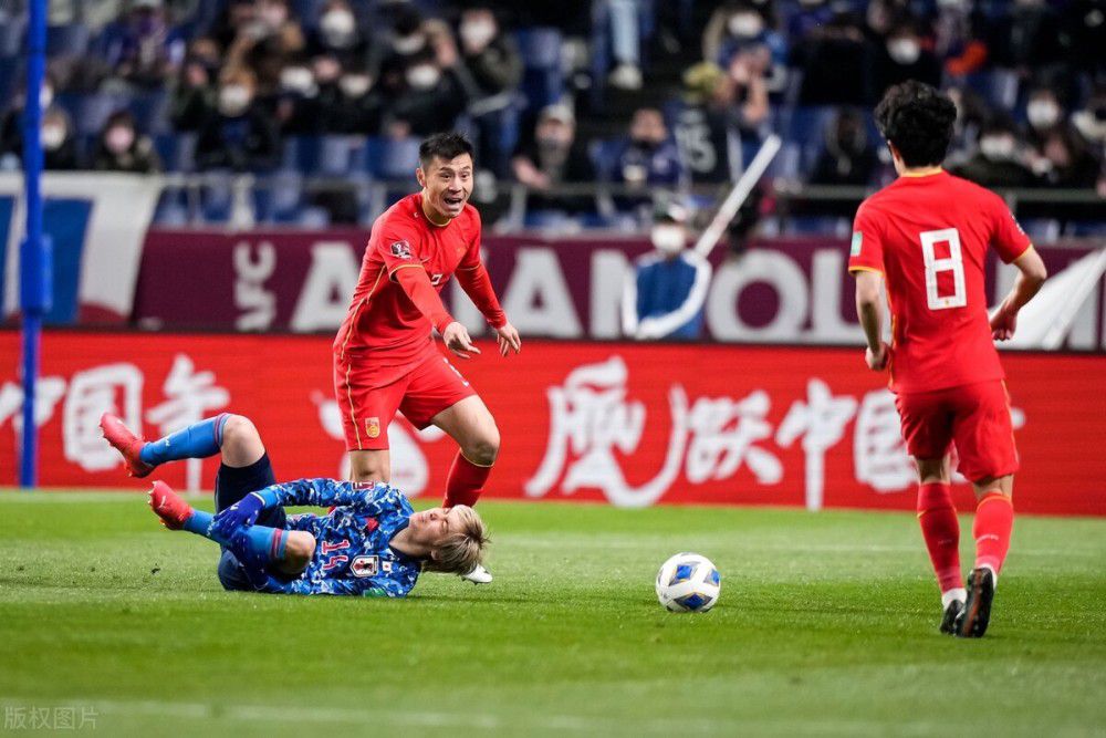 泰坦尼克号上有两千多名乘客，卡梅隆决不希望他的船甲板上空无人。